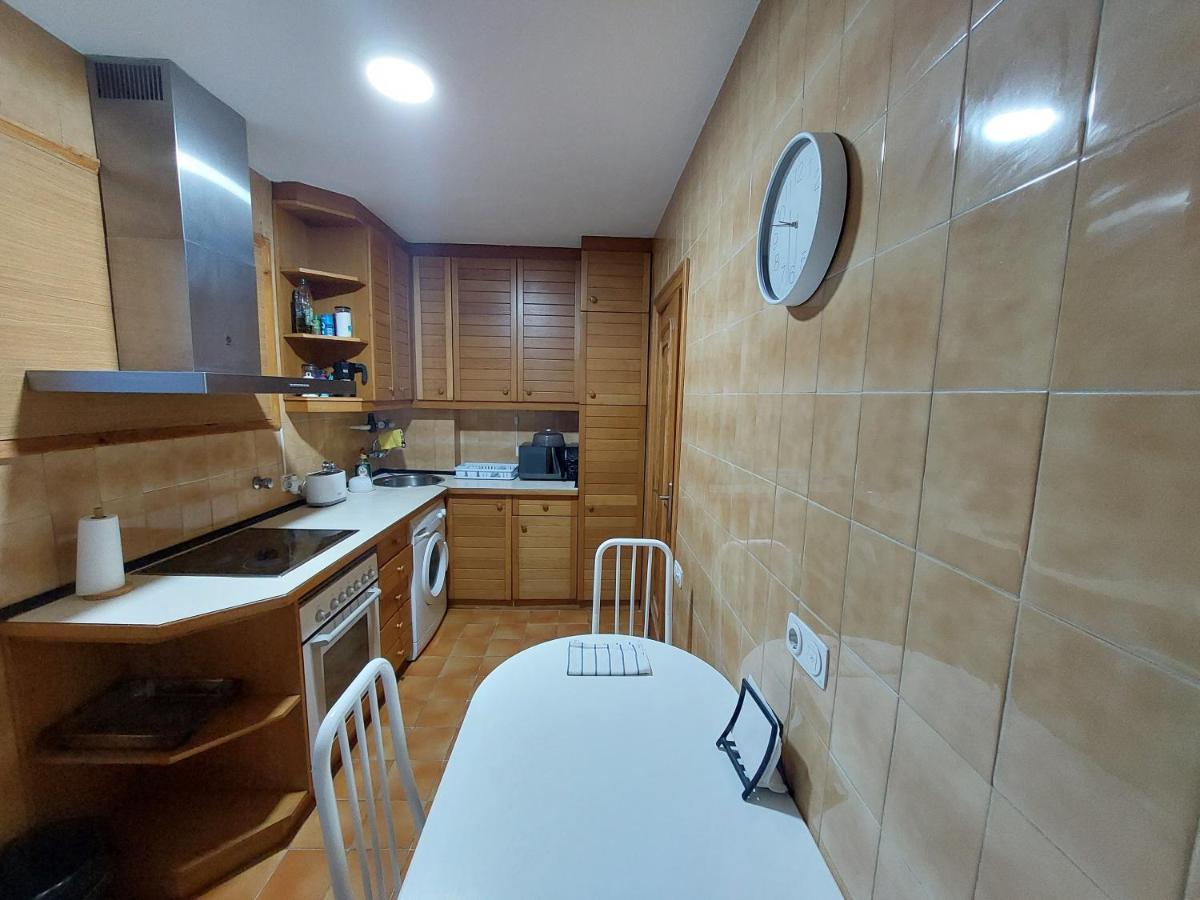 Piso Sencillo Y Acogedor Con Parking Gratuito Apartment Baranain Bagian luar foto