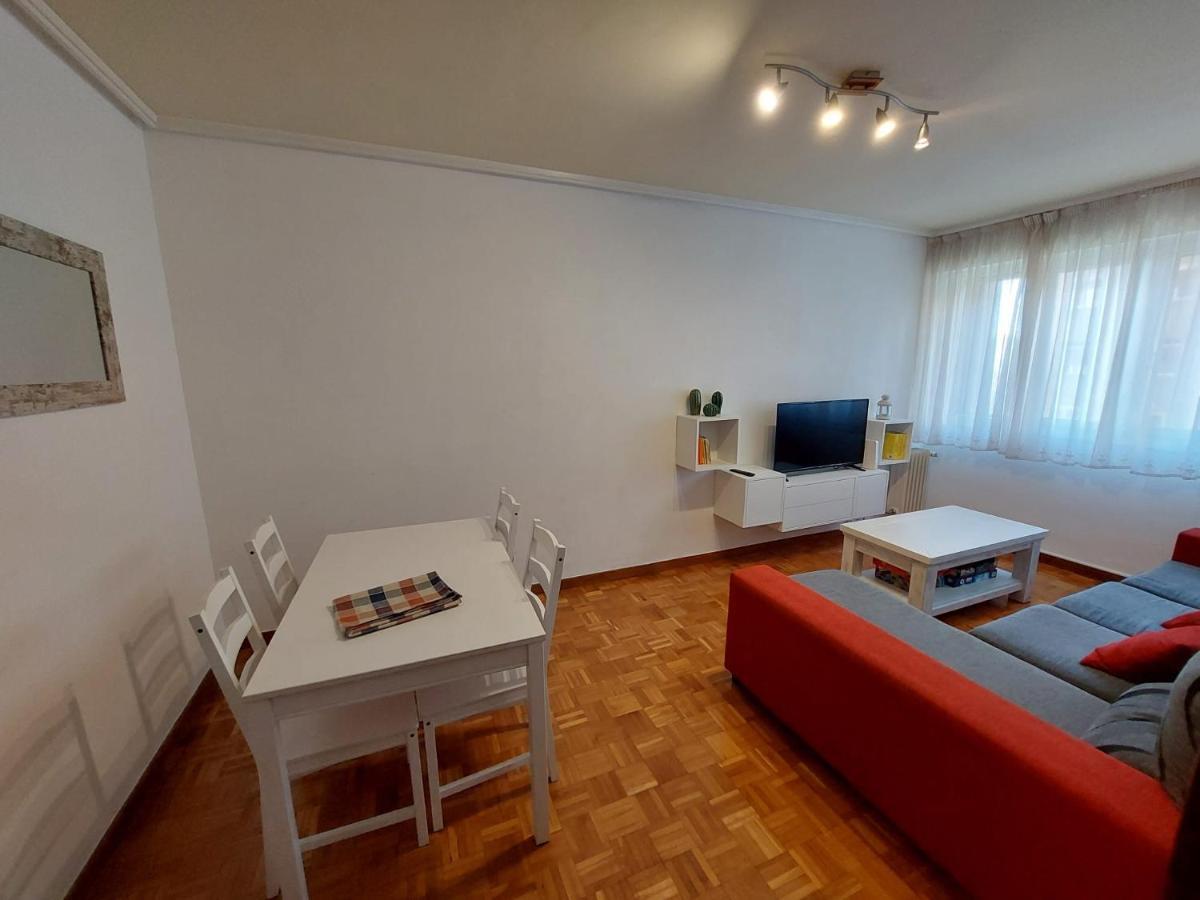 Piso Sencillo Y Acogedor Con Parking Gratuito Apartment Baranain Bagian luar foto