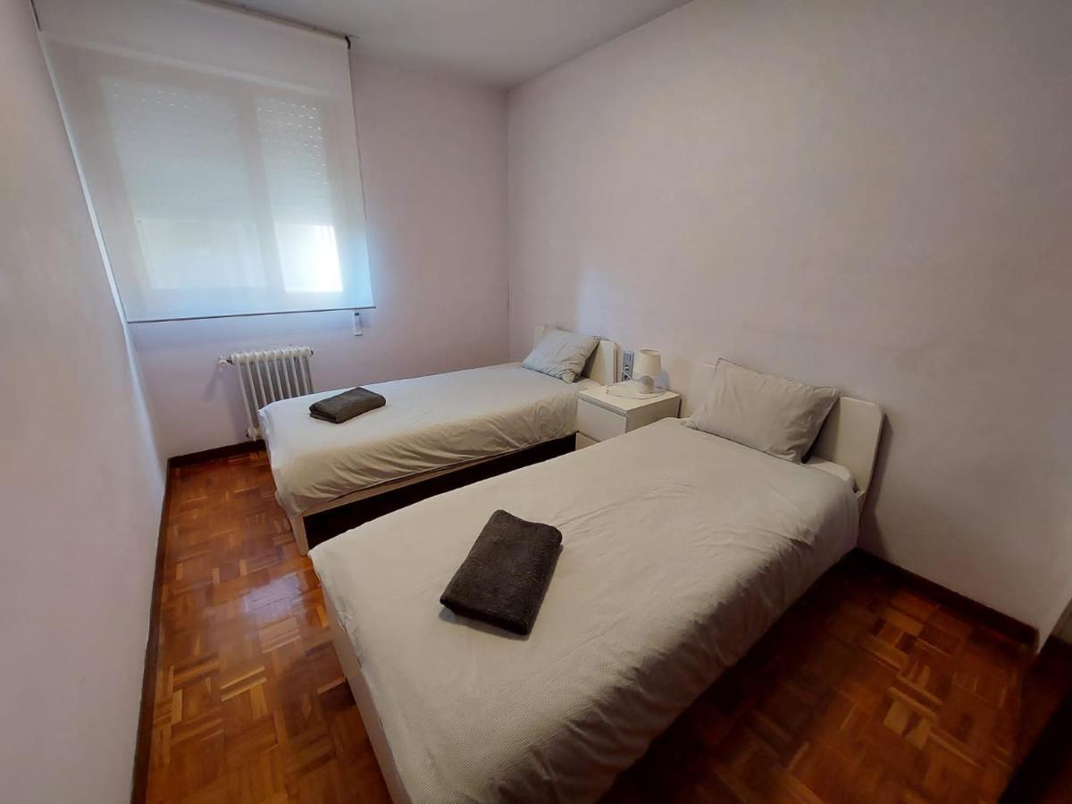 Piso Sencillo Y Acogedor Con Parking Gratuito Apartment Baranain Bagian luar foto